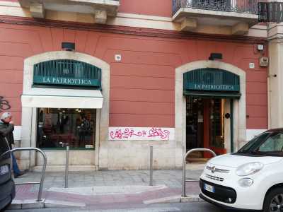 Percorrendo via Sparano in senso inverso, giriamo a sinistra su via Calefati. Dopo due isolati, ad angolo con via Melo, incontriamo �La Patriottica�, enorme negozio di abbigliamento con due ingressi separati (uomo e donna), aperto dal 1922